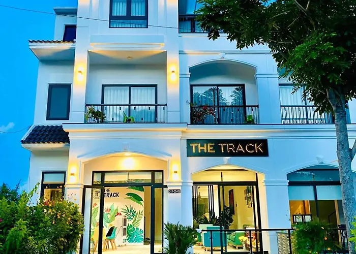 The Track Homestay - Near Bai Dai Beach